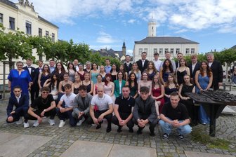Oberschule Bergstadt Schneeberg: Das ist die Abschlussklasse 2025 - Die Abschlussklasse der Oberschule Bergstadt Schneeberg. Mit auf dem Bild die Klassenlehrer Frau John und Frau Hammermeister sowie die Schulleiterin Frau Kallweit.