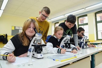 Oberschule erhält neue Mikroskope -