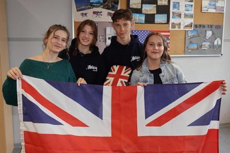 Oberschule im Erzgebirge räumt vier Auslandstipendien ab - Für Ruth Gillner, Pia Panhans, Franz Leopold Schirmer und Christina Weigel (v. l.) geht es ins Ausland.