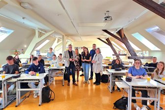 Oberschule im Erzgebirge weiht neues Kunstzimmer ein - Bei der Einweihung war auch Oberbürgermeister Rolf Schmidt (Mitte, links) anwesend.