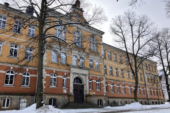 Oberschule in Vogtland: Sanierung wird umfangreicher und teurer als gedacht – das ist der Grund - Das Eingangsportal der Trützschler-Oberschule ist sanierungsbedürftig.
