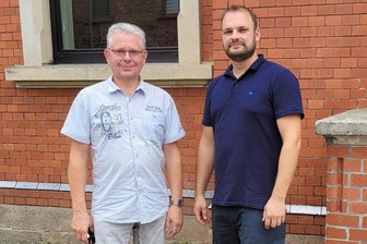 Oberschule Lichtentanne: Stundenausfall ist vorprogrammiert - Schulleiter Uwe Lappert (l) und Schulsozialarbeiter Jens Lehmann ziehen an einem Strang.