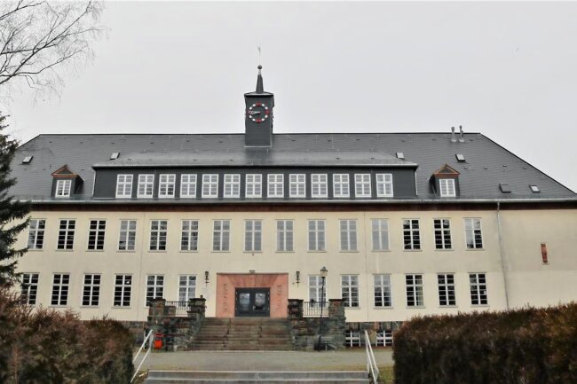 Oberschule Niederwiesa erhält neue Holzfenster - Die Oberschule Niederwiesa soll 2023 teilweise neue Holzfenster erhalten. 