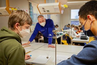 Oberschule oder Gymnasium? Was Eltern bedenken sollten - Wie lange schwingt das Fadenpendel? Zehntklässler des DPFA-Regenbogen-Gymnasiums in Augustusburg im Physikunterricht. Die Schule setzt auf anwendungsorientiertes Lernen und Projekttage mit fächerverbindendem Unterricht. Für das neue Schuljahr sind schon 40 Anmeldungen da. 