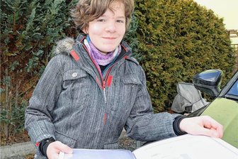 Oberschule oder Gymnasium: Westsächsische Kinder stehen vor der Entscheidung - Helene Nickel hält ihr Zeugnis in der Hand. Damit hat sie nun zwei Wochen frei. Ihre Entscheidung, eine Oberschule zu besuchen, hat sie nicht bereut. 
