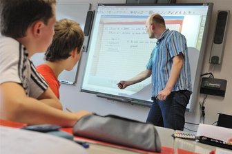 Oberschule Pausa rüstet mit interaktiven Tafeln auf - An immer mehr Schulen haben Kreidetafeln ausgedient: Die sogenannten Interaktiven Tafeln halten Einzug.