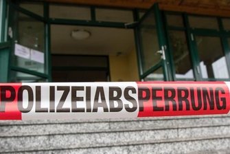 Oberschule Penig: Reinigung nach Brand  begonnen - Unmittelbar nach dem Löschen des Brandes sperrte die Polizei die Schule und die Kripo nahm Ermittlungen auf.