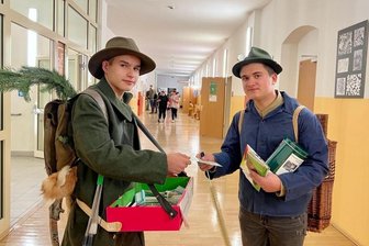 Oberschule Schönheide: Beim Tag der offenen Tür ist der Bürschtenmoa unterwegs - Aaron Ullmann (links) als Karl Stülpner und Lukas Preiß als Bürschtn-Moa. Beide sind Schüler der 10. Klasse an der Oberschule Schönheide.