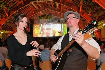 Oberschule Schönheide: Förderverein lädt zu Party am St. Patricks Day ein - Sabrina Lenk und Rene Wappler sind Loop Head, sie sorgen am Freitag zum irischen Abend in der Oberschule Schönheide für die passende Musik. Foto: Ralf Wendland