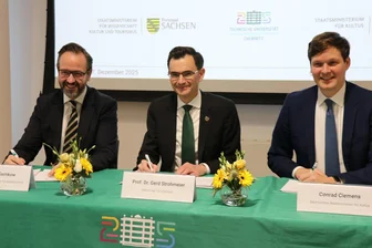 Oberschullehrer in Sachsen werden künftig auch an der TU Chemnitz ausgebildet - und das nicht nur in Naturwissenschaften - Festakt mit Unterzeichnung zum Ausbau der Lehramtsausbildung an der TU Chemnitz: Sachsens Wissenschaftsminister Sebastian Gemkow (CDU/links), Rektor Gerd Strohmeier und Kultusminister Conrad Clemens (CDU/rechts).
