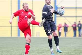 Obervogtländer gehen im Topspiel leer aus - Merkurs Manuel Strobel (rechts) stand gegen Thalheim auch im Duell mit Torjäger Tommy Barthold. Durch dessen Tor zieht er mit nun 16 Treffern in der Tabelle der besten Schützen an dem Oelsnitzer vorbei. 