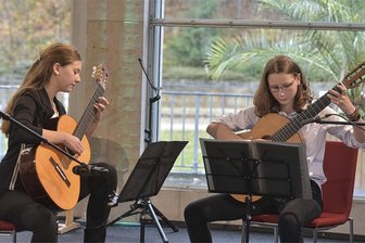 Obervogtländer starten in Wettbewerb Jugend musiziert - Finnja Glaser (links) aus Muldenberg und Hanna Voigt (Markneukirchen) sind bei Jugend musiziert dabei.