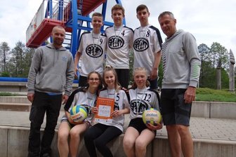 Obervogtländer verpassen Qualifikation für Sachsenfinale - Das Oelsnitzer Julius-Mosen-Gymnasium (im Foto stehend von links Sportlehrer Toni Englert, Max Eisermann, Jannik Arold, Leo Eisermann und Organisator Matthias Mocker; sitzend von links Katharina Winkler, Saidy Herpich und Tara Bachmann) verpasste die Qualifikation für die Landesfinals als Zweiter.