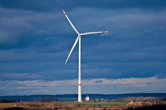 Oberwiera: Neben dem XXL-Windrad darf noch ein „Zwilling“ gebaut werden - Seit mehr als einem Jahr steht das XXL-Windrad mit einer Nabenhöhe von 169 Metern im Oberwieraer Ortsteil Harthau. Im Hintergrund ist die Kirche von Ziegelheim zu sehen.