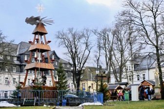 Oberwiesenthal: 20.000-Euro-Marke für Pyramide geknackt - Die Pyramide in Oberwiesenthal vor dem Wintereinbruch.