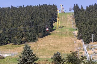 Oberwiesenthal: Am Fichtelberg geschieht Außergewöhnliches - Diesen Hang müssen die Teilnehmer des Wettstreits „Mensch gegen Maschine“ am Sonnabend meistern. Und sie wollen dabei möglichst schneller sein als die berühmte Fichtelberg-Schwebebahn auf ihrem Weg zum Gipfel.
