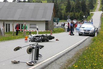 Der Motorradfahrer hatte aus ungeklärten Gründen Vollgas gegeben und war auf dem Hinterrad in die Gruppe gefahren.