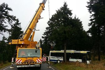 Oberwiesenthal: Bus landet im Wald -
