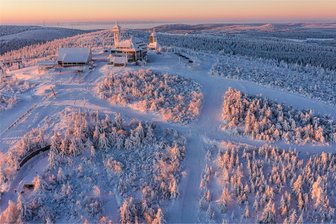 Oberwiesenthal macht sich auf den Weg zur „Bergheimat eigener Klasse“ - Der Fichtelberg ist im Winter wie im Sommer ein Anziehungspunkt für Touristen. Künftig wird Angeboten außerhalb der Skisaison aber eine noch größere Bedeutung zukommen. Deshalb ist das neue Konzept darauf ausgerichtet, Oberwiesenthal zum attraktiven Ganzjahresreiseziel zu entwickeln.