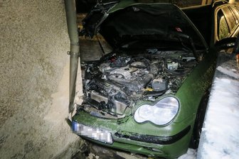 Oberwiesenthal: Mercedes kracht gegen Hauswand - Endstation für diesen Pkw ist am Samstag in Oberwiesenthal die Hauswand gewesen. 