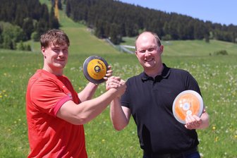 Oberwiesenthal präsentiert sportliches Aushängeschild für den Sommer - Die Stadt Kurort Oberwiesenthal – hier Bürgermeister Jens Benedict – und Diskuswerfer Steven Richter (l.) sind jetzt Partner.