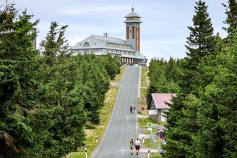 Oberwiesenthal: Sternwanderung eröffnet Wandersaison 2026 - Wanderer am Fichtelberg: Im Mai wird in Oberwiesenthal die Wandersaison eröffnet.