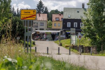 Oberwiesenthal treibt grenzüberschreitendes Millionenprojekt weiter voran - Der Grenzübergang befindet sich in Oberwiesenthal direkt an der B 95 in Höhe der Abfahrt Richtung Stadtzentrum.