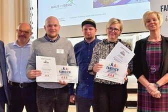 Oberwiesenthal wird noch familienfreundlicher - Frank Ortmann (l.), Abteilungsleiter in Sachsens Tourismusministerium, überreichte mit der Geschäftsführerin der Tourismus-Marketing-Gesellschaft Sachsen, Veronika Hiebl (r.), die Auszeichnung an Holm, Christopher und Jakob Gahler sowie an Christiane Schmiedl-Gahler (v. l.). 