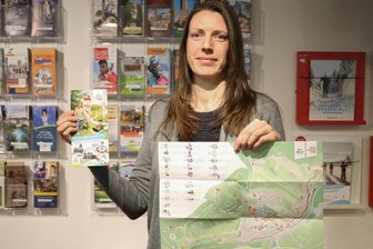 Oberwiesenthal zeigt Gästen, wo sie was erleben können - Oberwiesenthals Tourismusleiterin Daisy Richter mit der neuen Erlebniskarte.