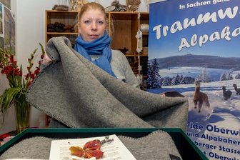 Oberwiesenthaler Alpakazüchter entwickeln eigene Kuscheldecke - In schlichtem Grau kommt sie unscheinbar daher, die neu entwickelte Wohndecke. Doch Züchterin Romy Schmidt weiß, dass sie etwas Einzigartiges in den Händen hält.