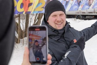 Oberwiesenthaler Bürgermeister: So verlief der Start in seine Amtszeit - Hinter Jens Benedict liegen bewegte erste 100 Tage als Bürgermeister von Oberwiesenthal. Dazu gehörten eine ganze Reihe von Auftritten vor laufender Kamera - wie hier während der Aufzeichnung einer Grußbotschaft für die Olympiateilnehmer aus dem Olympiastützpunkt am Fichtelberg. 