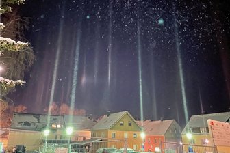 Oberwiesenthaler entdeckt seltsame Licht-Säulen am Nachthimmel - Hier sorgten Straßenlaternen im Zusammenspiel mit den Eiskristallen in der Luft für den ungewöhnlichen Lichteffekt.