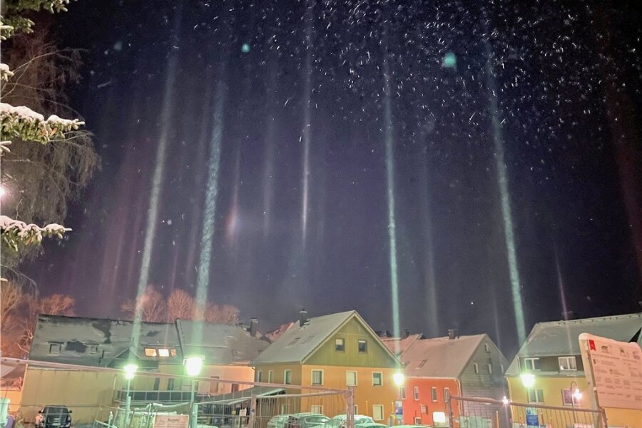 Oberwiesenthaler entdeckt seltsame Licht-Säulen am Nachthimmel - Hier sorgten Straßenlaternen im Zusammenspiel mit den Eiskristallen in der Luft für den ungewöhnlichen Lichteffekt. 