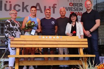 Oberwiesenthaler feiern noch einmal Denise Herrmann-Wick - Denise Herrmann-Wick (2. v. l.) ist in Oberwiesenthal geehrt worden. Sie erhielt ein besonderes Geschenk.