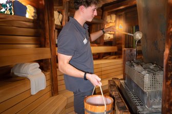 Oberwiesenthaler Hotelier unterstützt mit besonderen Ideen den Nachwuchssport - Janis Jolly steht nicht nur als Biathlet, sondern auch als Saunawart seinen Mann.