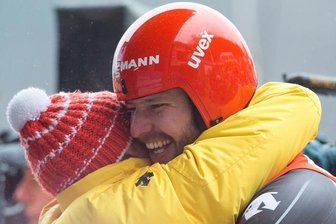 Oberwiesenthaler Ralf Palik Vizeweltmeister im Rodeln - Ralf Palik (rechts) und Cheftrainer Norbert Loch jubeln über den 2. Platz von Palik.