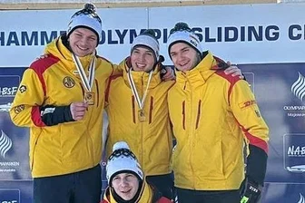 Oberwiesenthaler Rennrodler beschenkt sich zum 21. Geburtstag mit einer Goldmedaille - Das Quartett des Stützpunkts Oberwiesenthal zur JWM in Lillehammer 2024: Pascal Kunze, Max Trippner, Hans Fritzsch (h. v. l.) sowie Liron Raimer vor der Olympiabahn von 1994 in Norwegen.