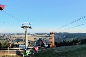 Oberwiesenthaler warten auf Kälte, Schnee und Geld - Traumwetter herrschte am Dienstag auf dem Plateau des Fichtelbergs, Weitblick inklusive. Doch was Ausflügler begeistert, betrachten die Wintersportler nicht so. Sie warten sehnsüchtig auf Schnee und Minusgrade. 