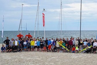 Oberwiesenthaler Wintersportler trainieren im Ostseesand - Die versammelte Mannschaft des Bundesstützpunkts mit Sportlern, Betreuern, Lehrern, Trainern und Erziehern am Ostseestrand von Zinnowitz.