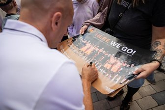 Objekte der Begierde bei allen Fans der Niners Chemnitz: So kommt man noch an die brandneuen Mannschaftsposter - Niners-Cheftrainer Rodrigo Pastore signierte am Sonntag im Rahmen der Teampräsentation etliche Plakate, die von „Freie Presse“ gedruckt wurden.