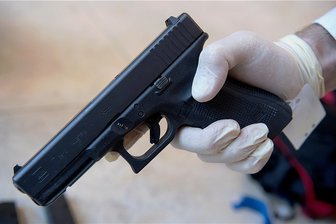 Obskurer Fall aus Plauen: Wie ein Brite die sächsische Justiz foppt - Solch eine halbautomatische Glock 17 wie auf diesem Symbolbild führte der damals 23-jährige Brite mit Wohnsitz in der Schweiz schussbereit mit sich, als er in einem Mercedes mit polnischen Kennzeichen im Januar 2012 durch Plauen fuhr. Im Kofferraum des Fahrzeugs kam weiteres Arsenal zum Vorschein. 