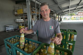 Obst-Annahmestelle öffnet in Zwönitz - Im Bauzentrum der Gebrüder Roth öffnet ein Obst-Annahmestelle; im Bild Andre Planitzer.