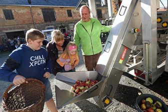 Obst landet körbeweise in Saftfabrik - Die fahrende Apfelsaft-Fabrik von Matthias Grimm (rechts) zog die Blicke der Festbesucher auf sich. 