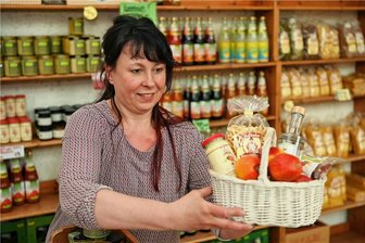 Obstgut Seelitz: 18 Apfelsorten und Erdbeeren zum Pflücken - Auch im Präsentkorb gibt es Äpfel aus eigener Ernte. Beate Jahn kümmert sich um den Hofladen. 