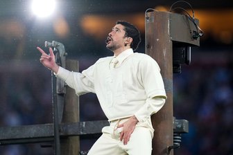 Obszön?! Männer und ihr Griff in den Schritt - Durch Stars wie Bad Bunny ist der "Crotch Grab" zum kulturellen Phänomen geworden. (Archivbild)
