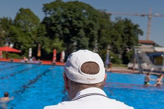 Obwohl es an Fachkräften am Beckenrand mangelt: Bademeister-Ausbildung in Sachsen gestoppt - Fachkräfte aus ganz Deutschland ließen sich im Erzgebirge zum Bademeister ausbilden. Das ist jetzt nicht mehr möglich.