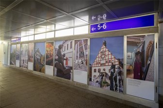 Obwohl es längst geschlossen ist: Warum im Oberen Bahnhof in Plauen noch immer Werbung fürs Spitzenmuseum hängt - Noch immer wird im Oberen Bahnhof mit dem Ex-Spitzenmuseum und nicht mit der Fabrik der Fäden geworben.
