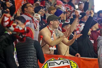 Obwohl extrem viel auf dem Spiel steht: Fans der Eispiraten Crimmitschau und der Eisbären Regensburg verstehen sich im Abstiegskampf - Eishockey ohne Zwischenfälle und mit freiem Oberkörper: Rund 350 Fans aus Regensburg freuen sich am Freitagabend über die Serienführung.
