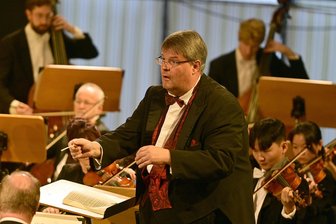 Ode an die Freude: So war das Festkonzert der Vogtland-Philharmonie am Tag der Deutschen Einheit in Markneukirchen - Florian Ludwig ist der neue Chefdirigent der Vogtland Philharmonie Greiz/Reichenbach.