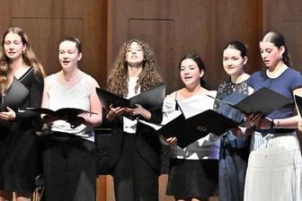 „Ode an Nancy“: Chemnitz dankt einer Frau mit „krasser Aura“ - Das Junge Vokalensemble sang die von Antje und Simon Schneider umgedichtete „Ode an die Freude“ als „Ode an Nancy“, arrangiert von Michael Fröhlich.